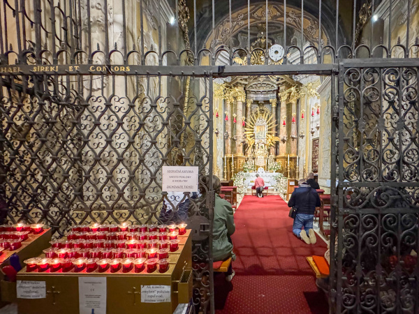 Veriaci dnes venujú svoj čas aj poklone pri hrobe Krista. Na snímke Bazilika sv. Mikuláša v Trnave. | Foto: Trnavské