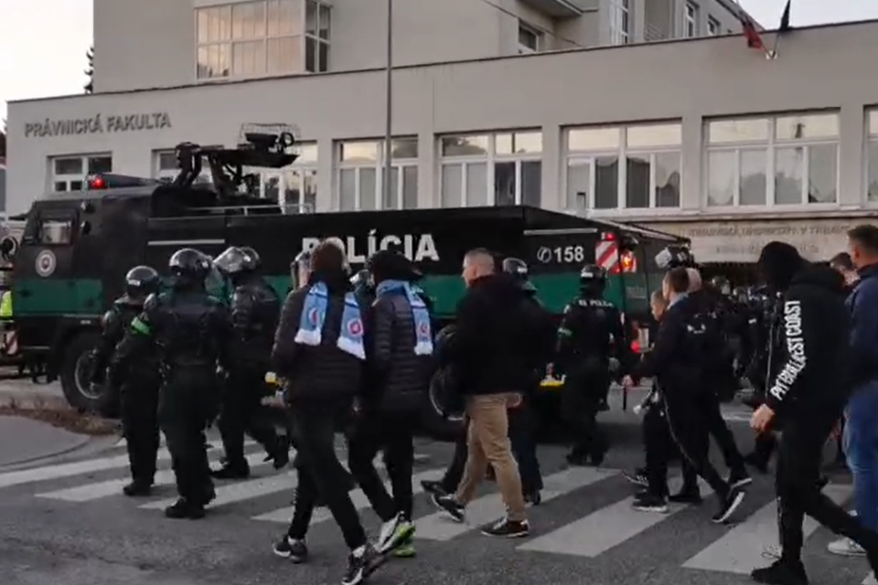 Fanúšikovia Slovana opúšťajú stretnutie za sprievodu polície | Zdroj: video FB Polícia SR - Trnavský kraj