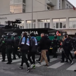 Fanúšikovia Slovana opúšťajú stretnutie za sprievodu polície | Zdroj: video FB Polícia SR - Trnavský kraj