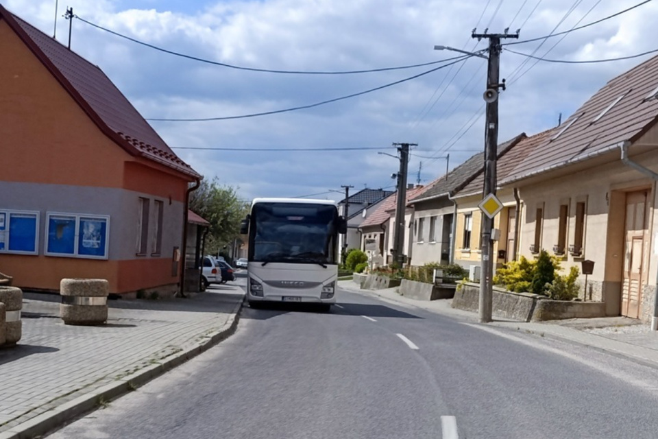Autobus je v neprehľadnej zákrute. | Foto: Martin Kocák, Dopravný servis SE, SI a o, fb