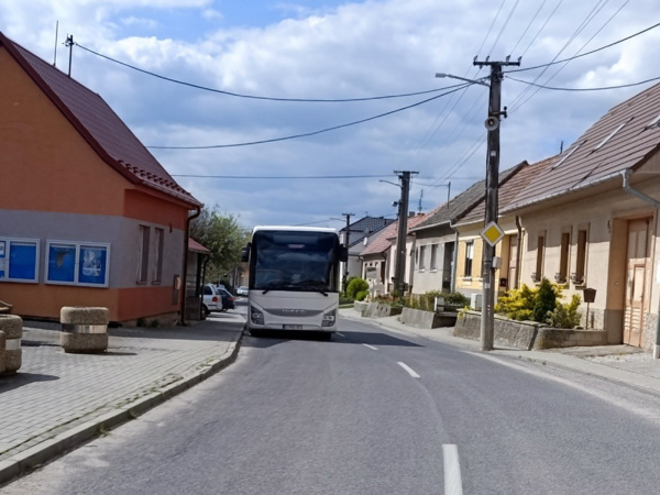 Autobus je v neprehľadnej zákrute. | Foto: Martin Kocák, Dopravný servis SE, SI a o, fb