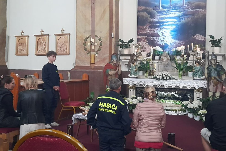 Členovia hasičského zboru sa vystriedali na stráži. | Foto: DHZ Chtelnica