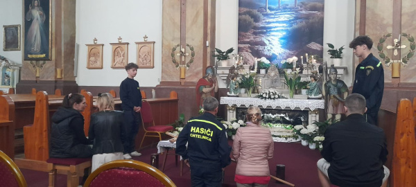 Členovia hasičského zboru sa vystriedali na stráži. | Foto: DHZ Chtelnica