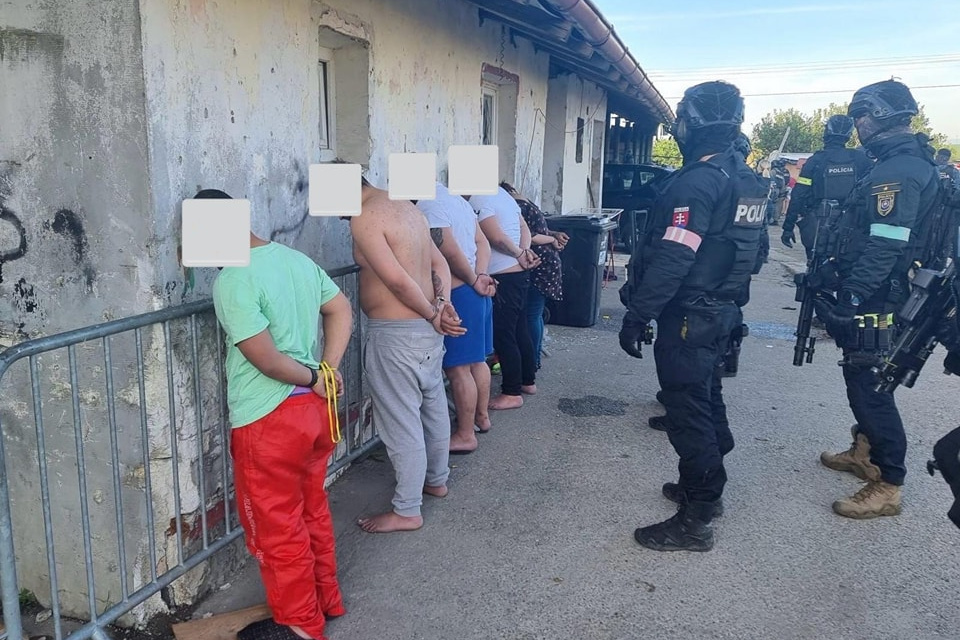 Medzi zadržanými má byť aj jedna žena. | Foto: PZSR, fb