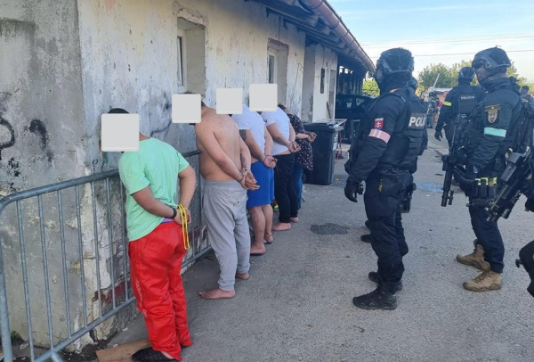 Medzi zadržanými má byť aj jedna žena. | Foto: PZSR, fb