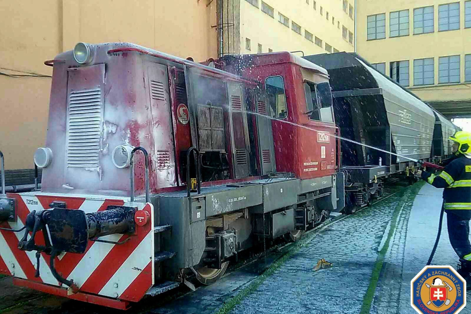 Na plamene nasadili dva prúdy vody. | Foto: HaZZ
