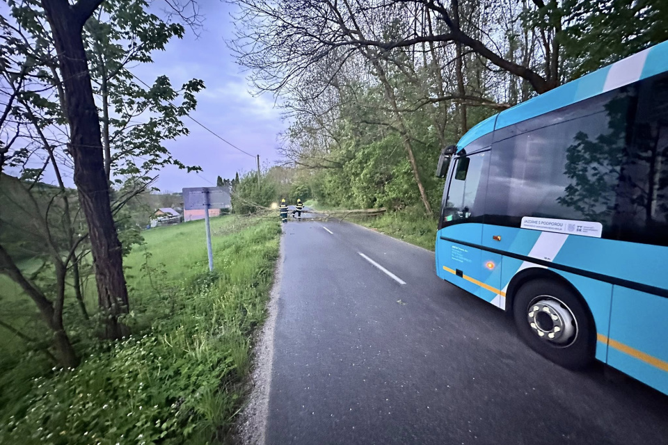 Cestu uvoľnili štyria dobrovoľní hasiči. | Foto: DHZ Vrbové
