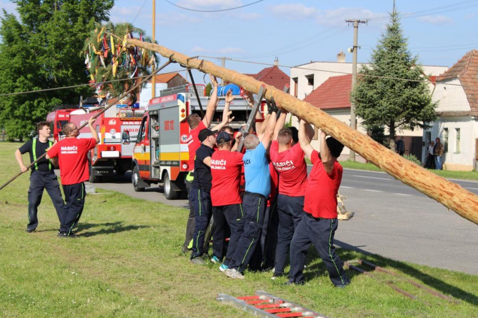 Minuloročné stavanie mája v Jablonici | Foto: Mgr. Martin Štvrtecký, obec Jablonica