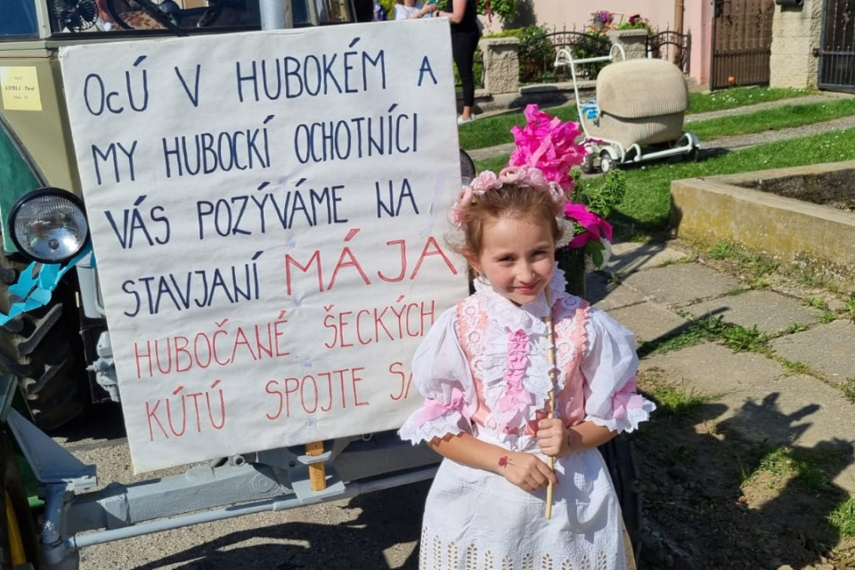 Krojované stavanie mája v obci Hlboké | Zdroj: obec Hlboké 