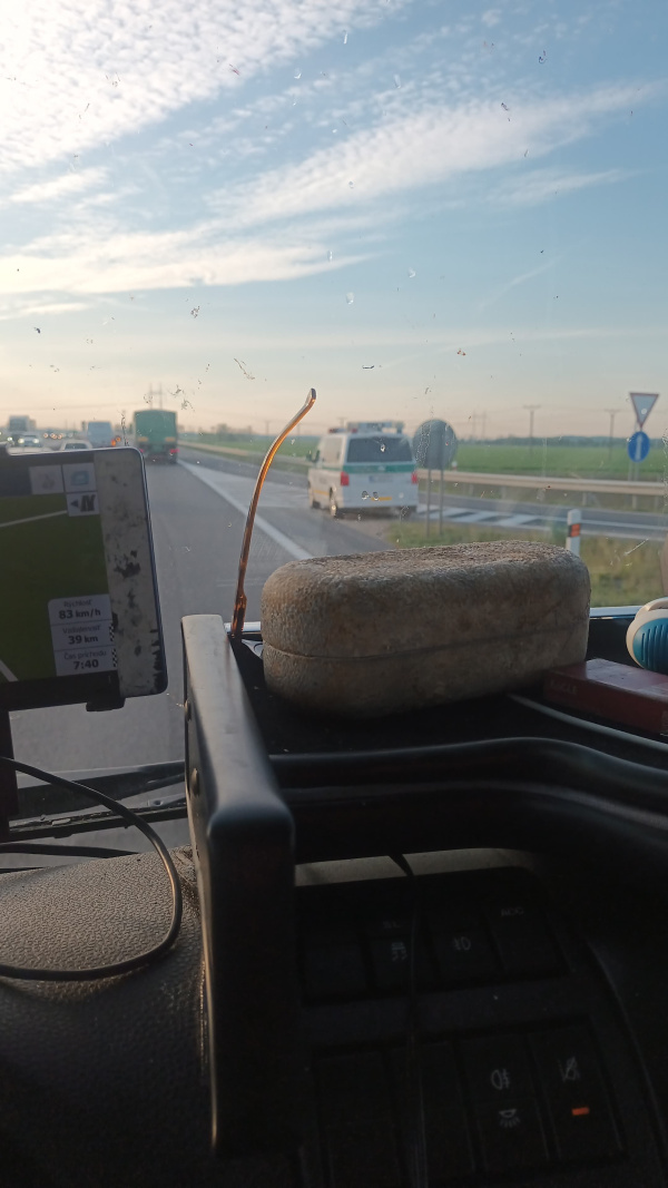 Hliadku hlásite na na R1 pri Vlčkovciach smerom do Serede  | Foto: poslucháč