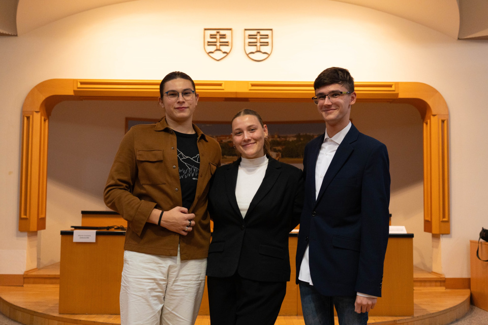 Zakladajúci členovia Mládežníckeho parlamentu | Foto: Mládežnícky parlament
