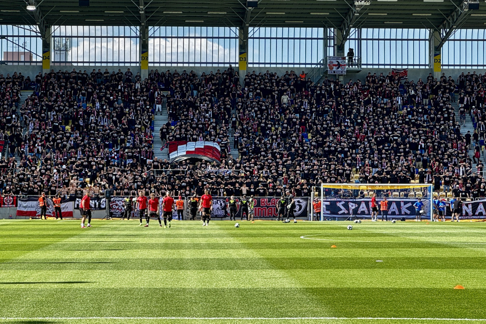 Všetkých 10 tisíc lístkov sa minulo, fanúšikovia skandujú: