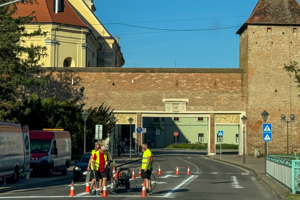Trnava, križovatka Hospodárska x Radlinského, maľujú vodorovné dopravné značenie. | Foto: Trnavské