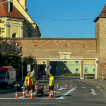 Trnava, križovatka Hospodárska x Radlinského, maľujú vodorovné dopravné značenie. | Foto: Trnavské