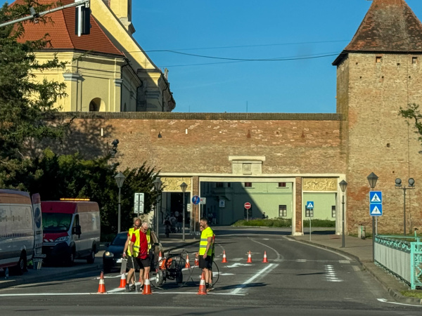 Trnava, križovatka Hospodárska x Radlinského, maľujú vodorovné dopravné značenie. | Foto: Trnavské