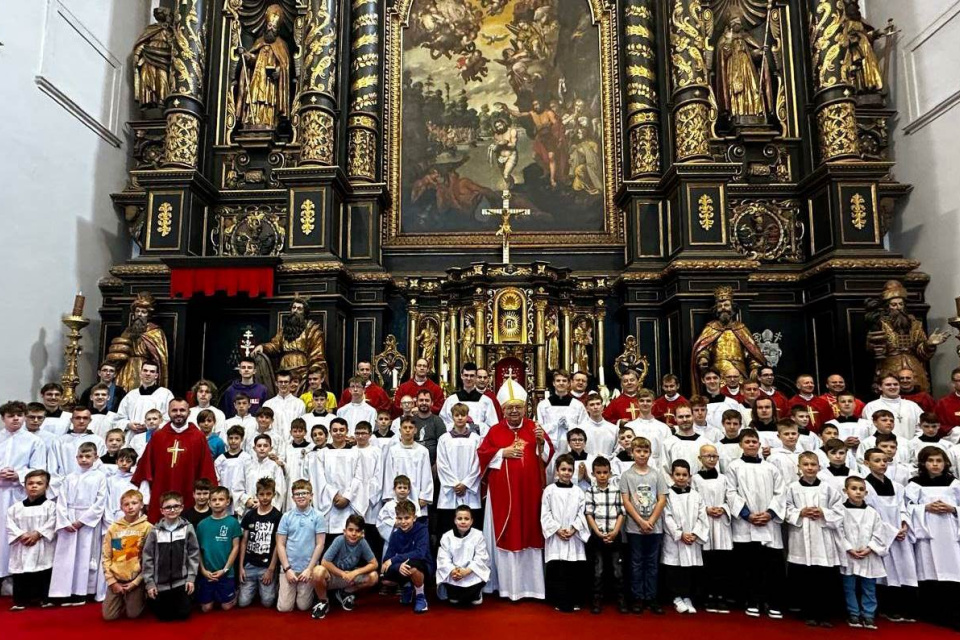 Púť sa začala v Katedrále sv. Jána Krstiteľa s bohoslužbou s arcibiskupom Mons. Jánom Oroschom. | Foto: Trnavská arcidiecéza, fb