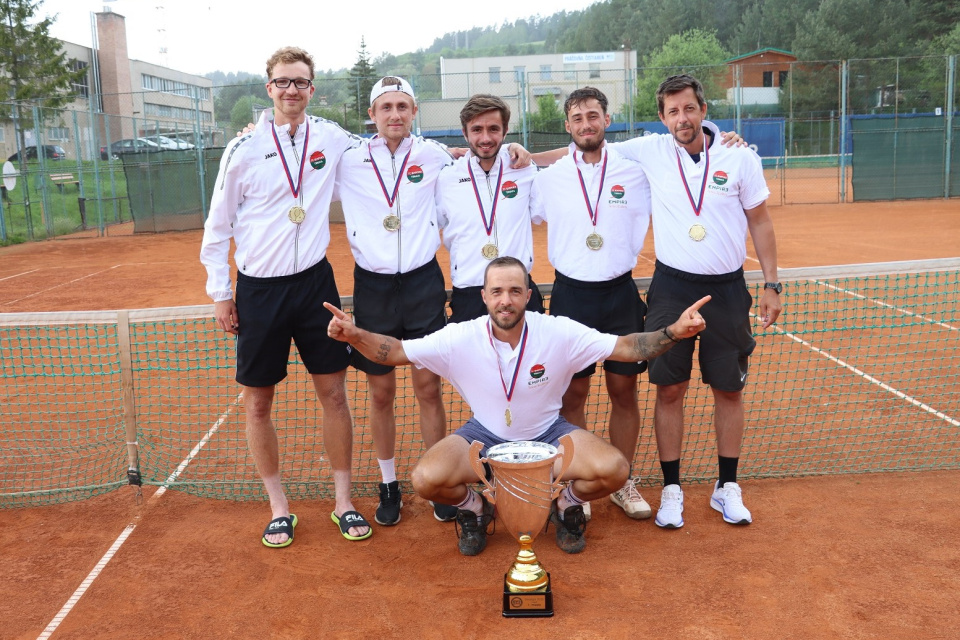 Kapitán Andrej Martin a jeho majstrovské družstvo. | Foto: STZ