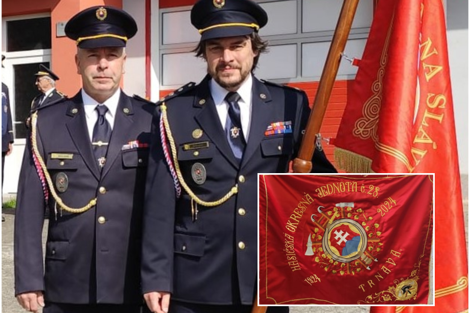 Mená darcov sú uvedené na štítkoch, ktoré sú pribité na žrdi zástavy. | Foto: DHZ Bohdanovce nad Trnavou