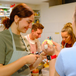Chutný teambuilding: Tím Trnavského rádia piekol dobroty. | Foto: dv, Trnavské