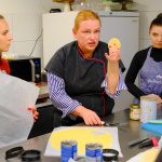 Chutný teambuilding: Tím Trnavského rádia piekol dobroty. Na snímke majiteľka cukrárne Barbora Martinusová. | Foto: dv, Trnavské