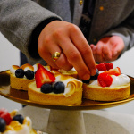 Chutný teambuilding: Tím Trnavského rádia piekol dobroty. | Foto: dv, Trnavské