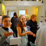Chutný teambuilding: Tím Trnavského rádia piekol dobroty. Spokojný pohľad šéfky programu Nikol Kaňukovej. | Foto: dv, Trnavské