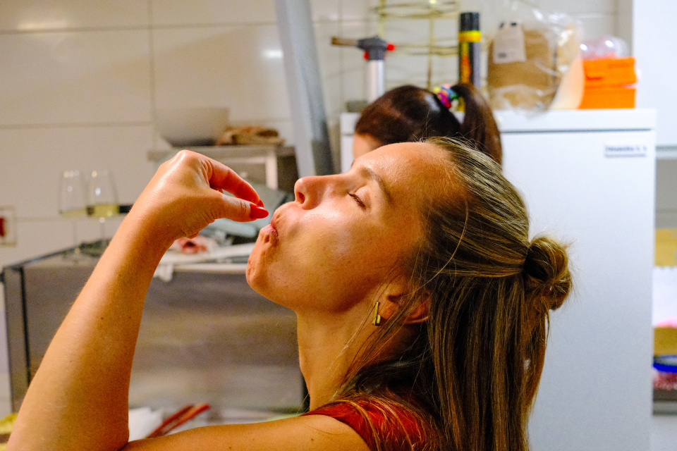 Chutný teambuilding: Tím Trnavského rádia piekol dobroty. | Foto: dv, Trnavské