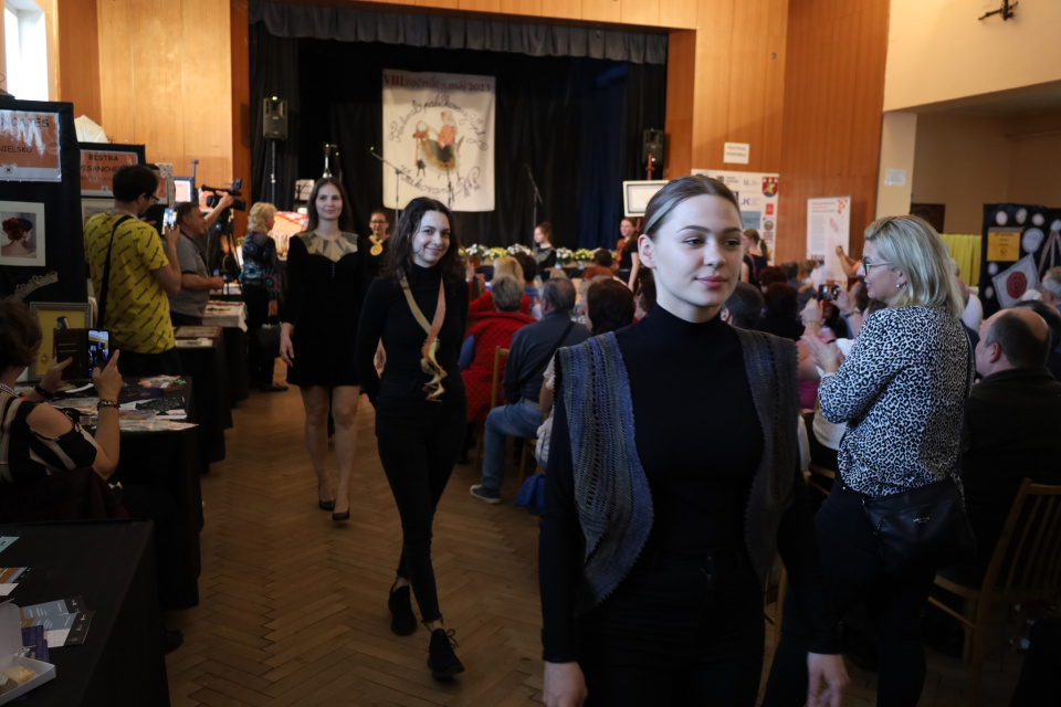Súčasťou festivalu je aj módna prehliadka staršej a modernejšej čipky | Zdroj: FB festival paličkovanej tvorby Krakovany 