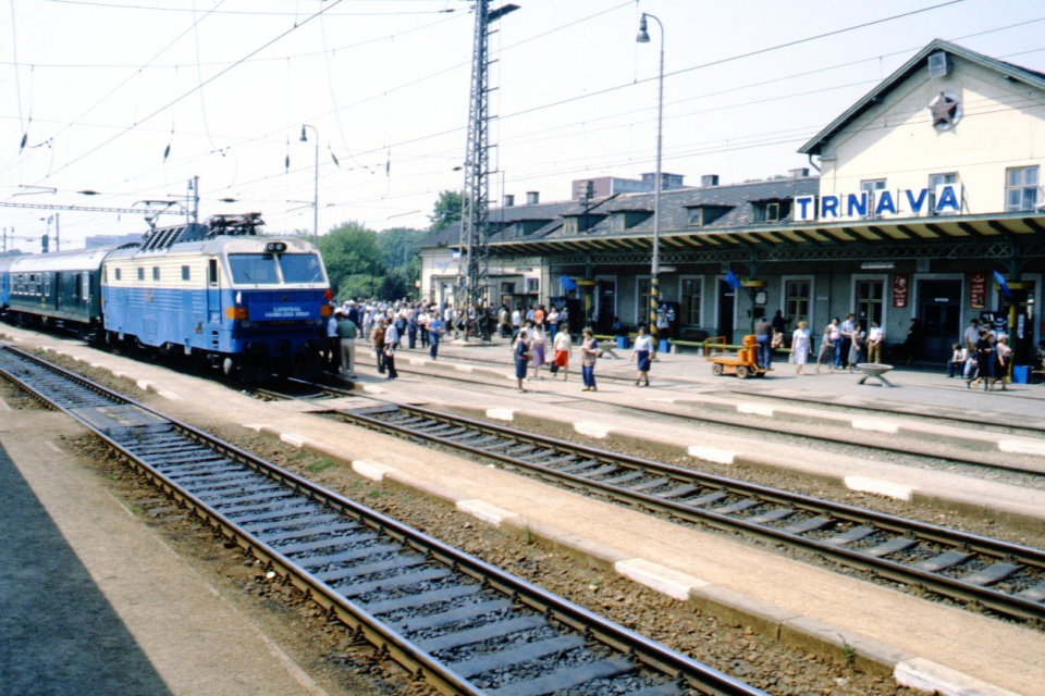 Prvý elektrický osobný vlak na železničnej stanici v Trnave. | Foto: ČSTK, Ivan Lužák (licencia Trnavské rádio)
