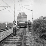 Elektromontér Vladimír Uhlík (vľavo) a Marián Sládek z opravovní trakčného vedenia v Trnave zavesujú stratovú súpravu na trakčné vedenie | Foto: ČSTK, Ivan Lužák (licencia Trnavské rádio)