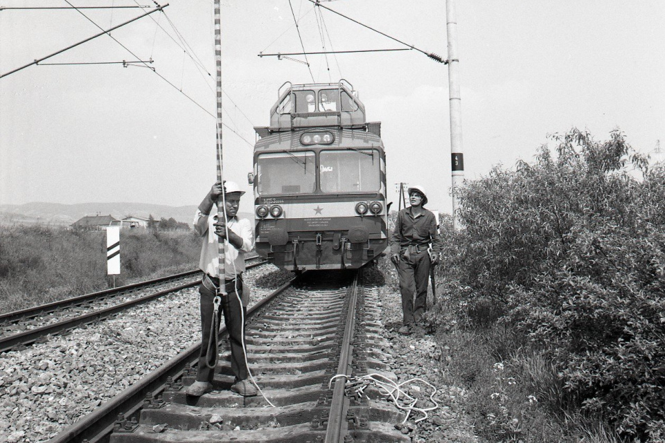 Elektromontér Vladimír Uhlík (vľavo) a Marián Sládek z opravovní trakčného vedenia v Trnave zavesujú stratovú súpravu na trakčné vedenie | Foto: ČSTK, Ivan Lužák (licencia Trnavské rádio)