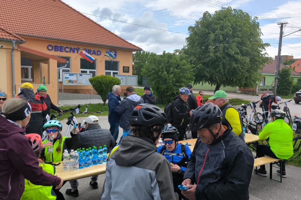 V Opoji pripravili pre cyklistov stoly a občerstvenie. | Foto: Klaudia Teovanović, fb