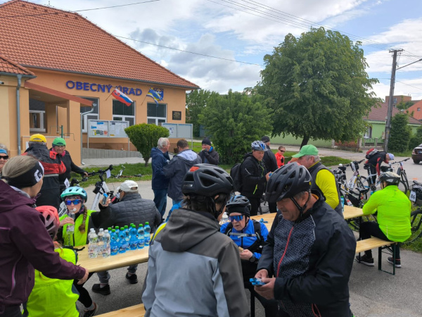 V Opoji pripravili pre cyklistov stoly a občerstvenie. | Foto: Klaudia Teovanović, fb