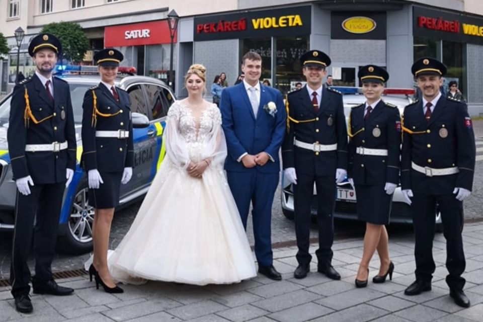 Prvými krokmi do spoločného života ich sprevádzala Čestná jednotka krajskej polície. | Foto: PZSR