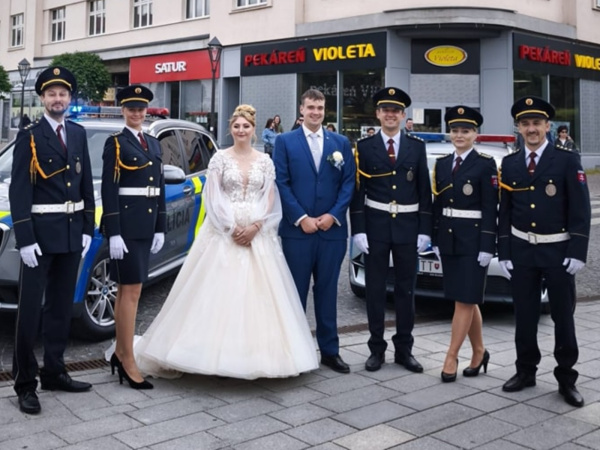 Prvými krokmi do spoločného života ich sprevádzala Čestná jednotka krajskej polície. | Foto: PZSR