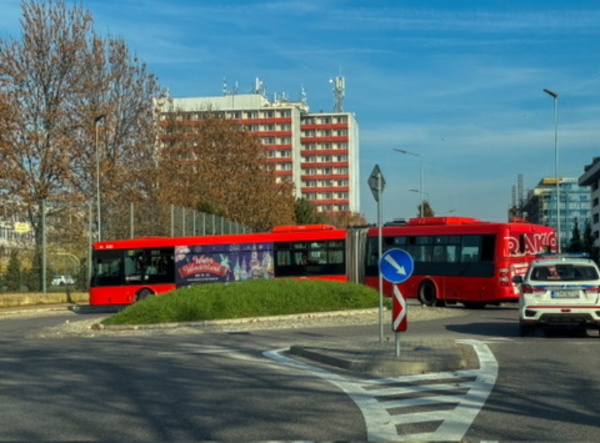Kĺbový autobus už jazdí v uliciach Trnavy | Foto: Dušan Vančo 