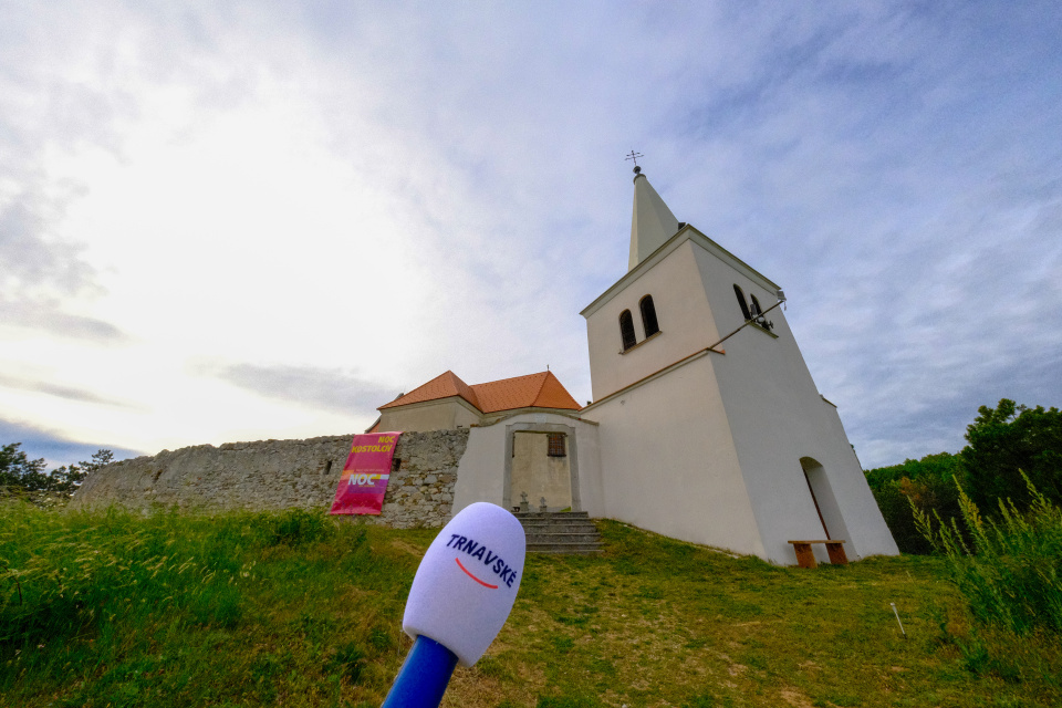 Noc kostolov 2025 v Lančári. Kostol Kostol sv. Michala Archanjela je unikát. | Foto: dv, Trnavské rádio