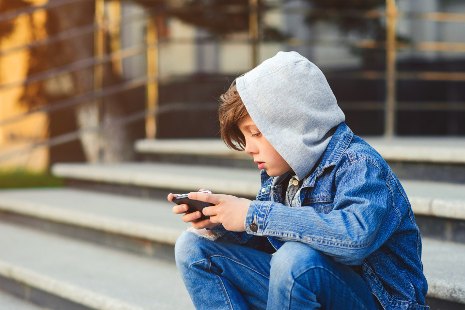 Sledujte, čo vaše deti robia na mobile. A rozprávajte sa spolu o tom. | Foto: Ilustračné, Adobe Stock, Trnavské rádio