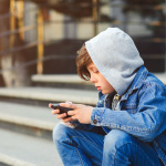 Sledujte, čo vaše deti robia na mobile. A rozprávajte sa spolu o tom. | Foto: Ilustračné, Adobe Stock, Trnavské rádio