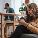 Sledujte, čo vaše deti robia na mobile. A rozprávajte sa spolu o tom. | Foto: Ilustračné, Adobe Stock, Trnavské rádio