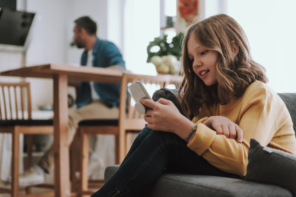 Sledujte, čo vaše deti robia na mobile. A rozprávajte sa spolu o tom. | Foto: Ilustračné, Adobe Stock, Trnavské rádio