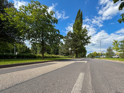 Ulica Ludvika van Beethovena na sídlsku Prednádražie. Nachádza sa tu aj Pumptrack či detské ihriská. | Foto: Pavol Holý, Trnavské rádio
