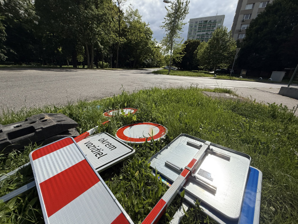 Dopravné značenie je už pripravené. | Foto: Pavol Holý, Trnavské rádio