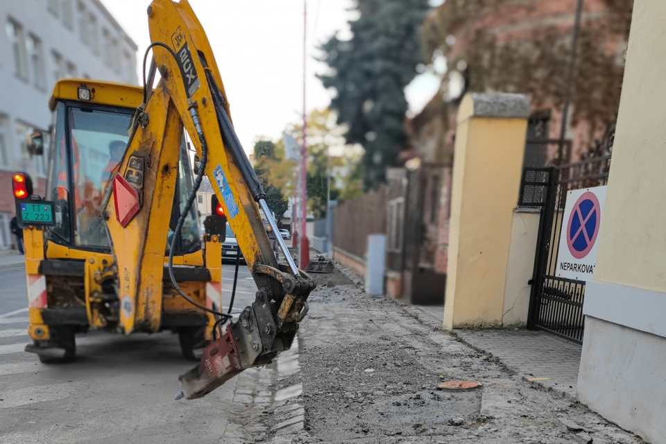Rekonštrukcia chodníka na Rázusovej v Trnave | Zdroj: FB Peter Bročka