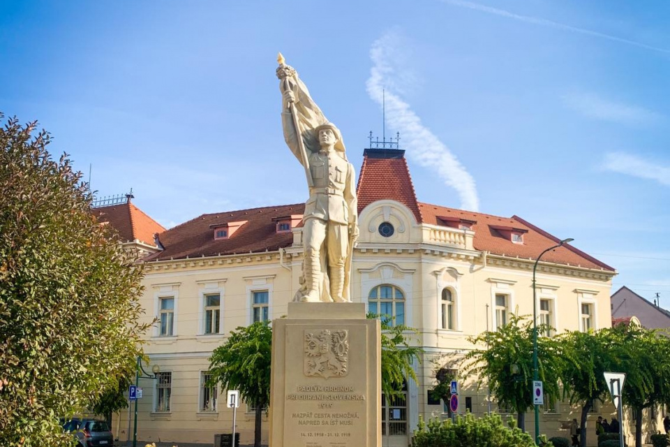 Socha Legionára | Zdroj: FB Seredsity.sk