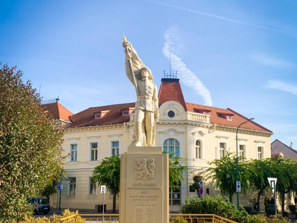 Socha Legionára | Zdroj: FB Seredsity.sk