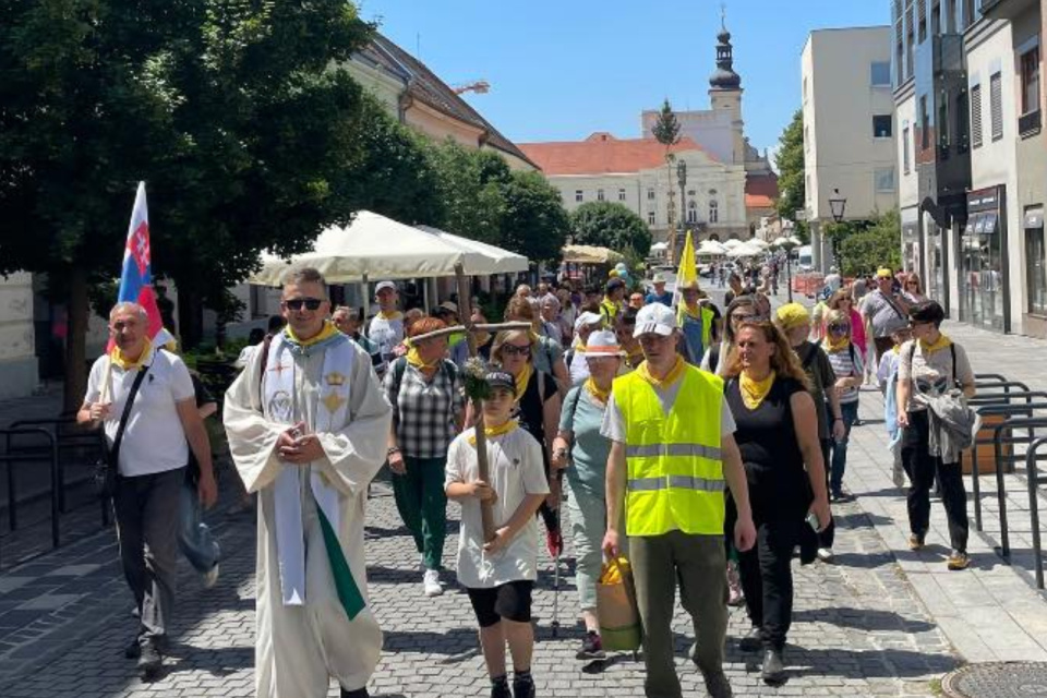 Pútnici nádeje niesli ručne vyrobený kríž. | Foto: Farnosť Ružindol a Biely Kostol, fb