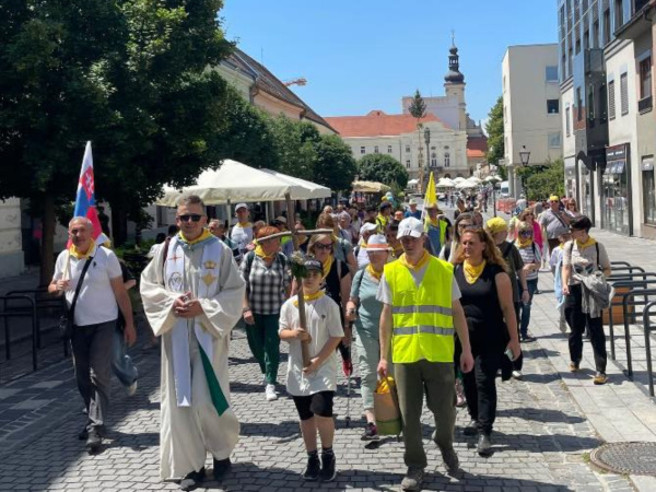 Pútnici nádeje niesli ručne vyrobený kríž. | Foto: Farnosť Ružindol a Biely Kostol, fb