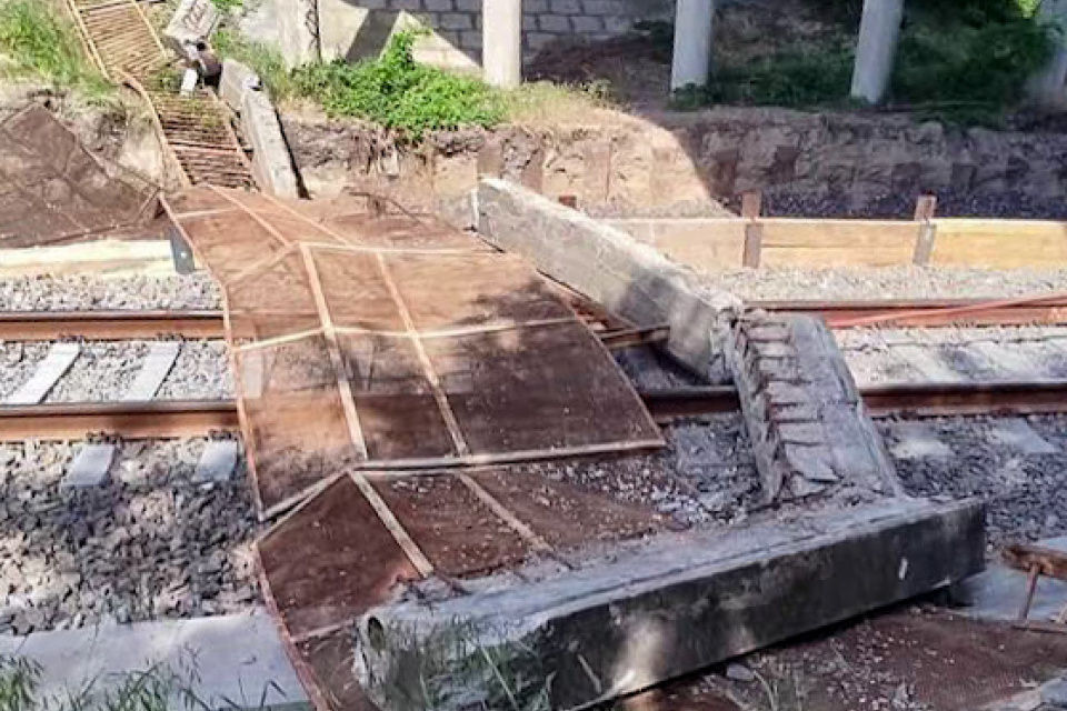 Pri Brodskom spadla na trať časť mosta. | Zdroj: sme.sk