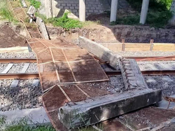 Pri Brodskom spadla na trať časť mosta. | Zdroj: sme.sk